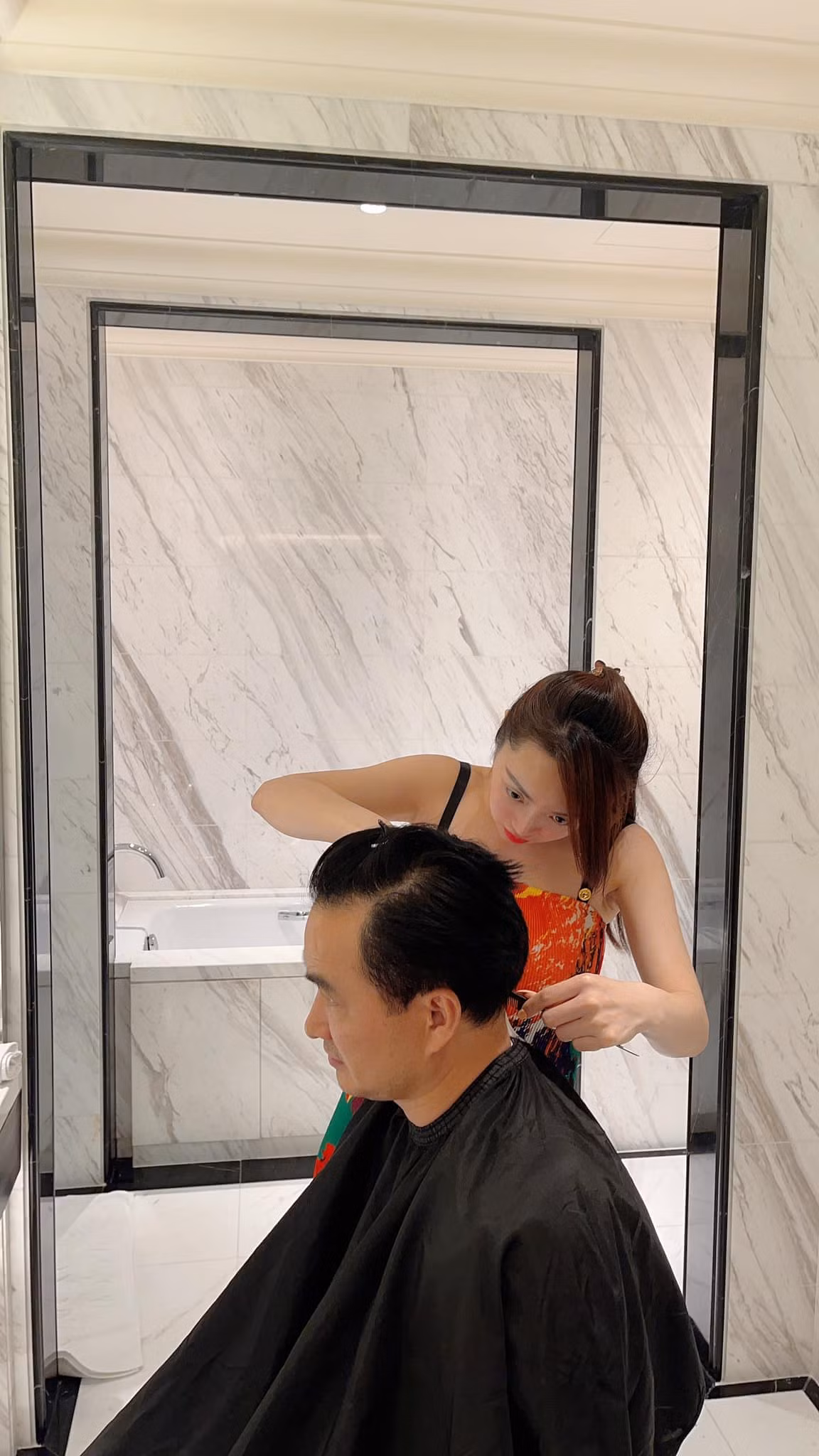 Thời điểm giãn cách xã hội, Lý Thuỳ Chang cắt tóc cho Chi Bảo để lộ không gian phòng tắm hiện đại. Ảnh: Facebook Chang.TV