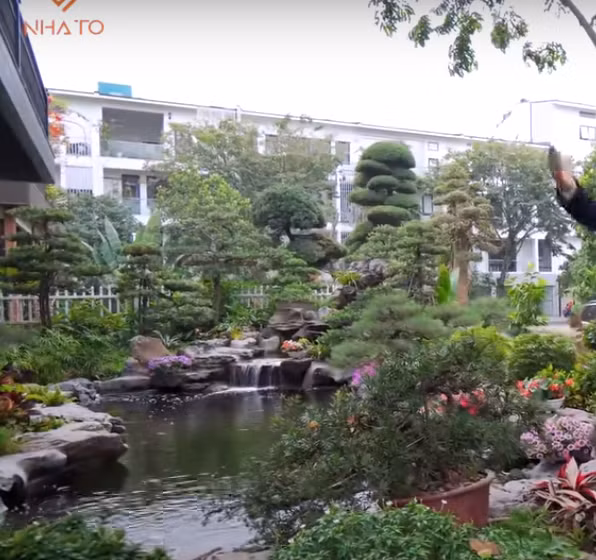 Căn biệt thự là món quà của người con trai dành tặng mẹ, cũng là không gian tụ họp của các thành viên trong gia đình
