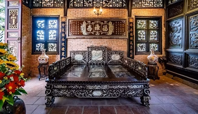 Các vật dụng trong nhà phần lớn được vợ chồng nam nghệ sĩ sưu tầm từ những cửa hàng bán đồ cổ, một số ít được bạn bè, người thân tặng. Ảnh: Vietnamnet