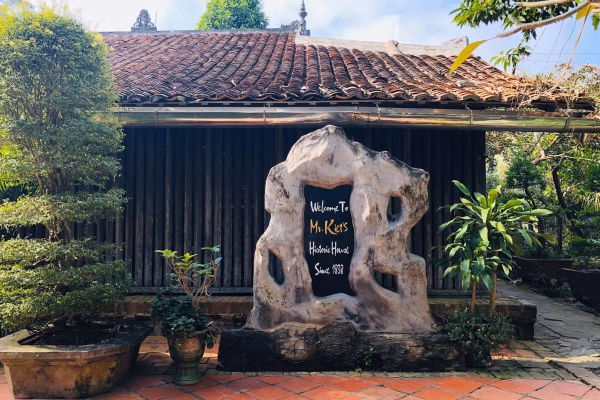 Nhà cổ Ông Kiệt nằm trong chuỗi những ngôi nhà cổ kính tại làng Đông Hòa Hiệp (Cái Bè, Tiền Giang) được xây dựng từ trước năm 1945. Ảnh: Mia