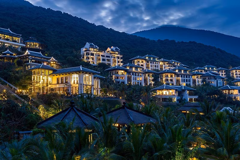 Mở cửa hoạt động từ năm 2012, InterContinental Danang Resort là sự hòa quyện tuyệt vời giữa cảnh quan thiên nhiên kỳ thú và nét tinh hoa kiến trúc, văn hóa độc đáo của Việt Nam. Ảnh: Sungroup