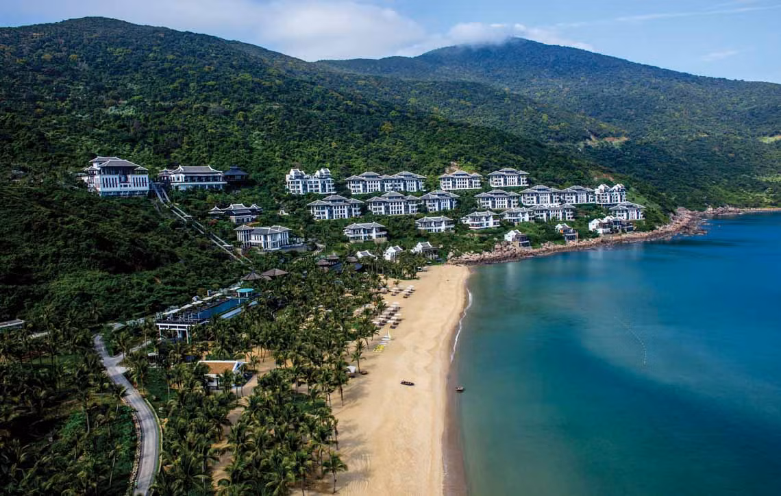 Trong khi đó, InterContinental Danang Sun Peninsula Resort (tọa lạc tại bán đảo Sơn Trà, Đà Nẵng) được mệnh danh là một kiệt tác nghệ thuật hơn là một khu nghỉ dưỡng đơn thuần. Ảnh: Homedecorplus