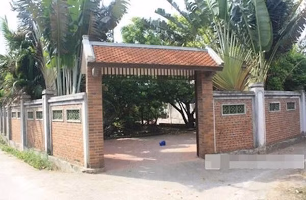 Cổng nhà được thiết kế theo kiểu truyền thống với mái ngói và tường bằng gạch. Ảnh: Internet
