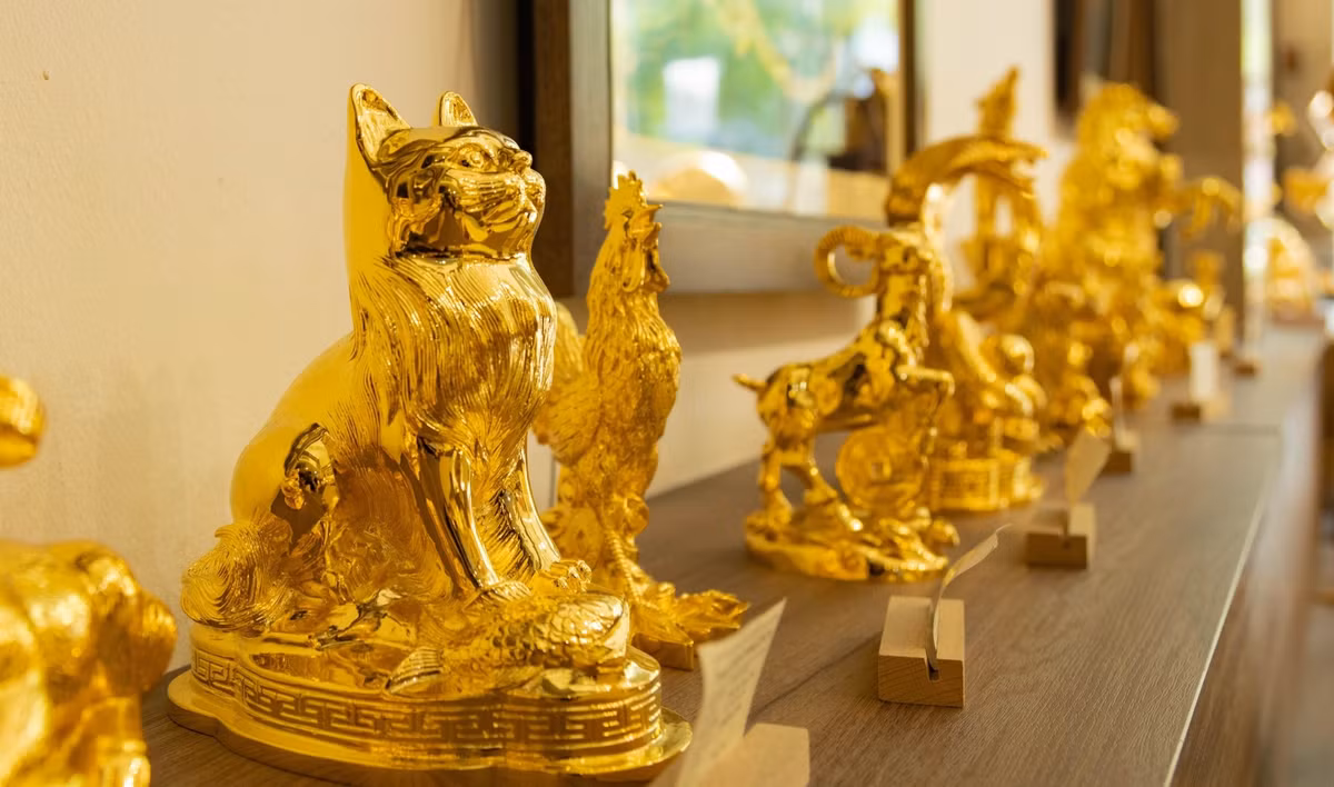 Những món quà hình mèo mạ vàng 24k khá đắt khách dù giá từ vài triệu đến hàng chục triệu đồng, tùy vào kích thước, hình dáng của mỗi loại. Ảnh: VTCNews