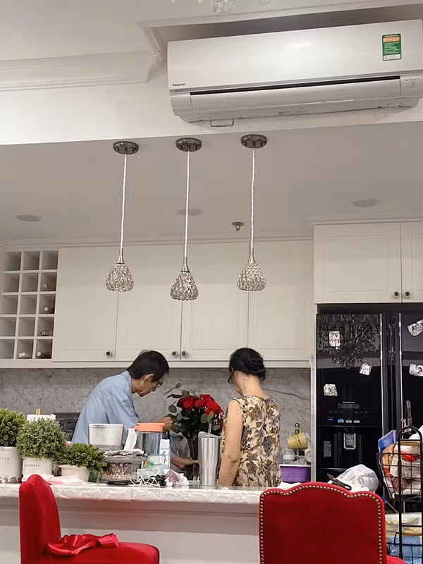 Căn bếp tiện nghi và sang trọng thông với phòng khách.