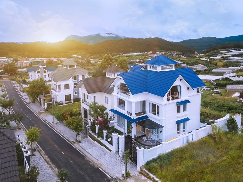 Sau hơn 20 năm chăm chỉ hoạt động nghệ thuật kết hợp kinh doanh bất động sản, diễn viên hài Kiều Linh quyết định xây dựng căn villa rộng 500m2 tại thành phố hoa Đà Lạt.