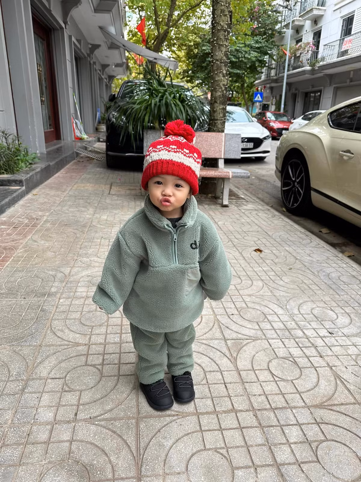 Cựu người mẫu đưa con gái Suchin về thăm quê ngoại, nhân tiện cho ái nữ có kỳ nghỉ đông.