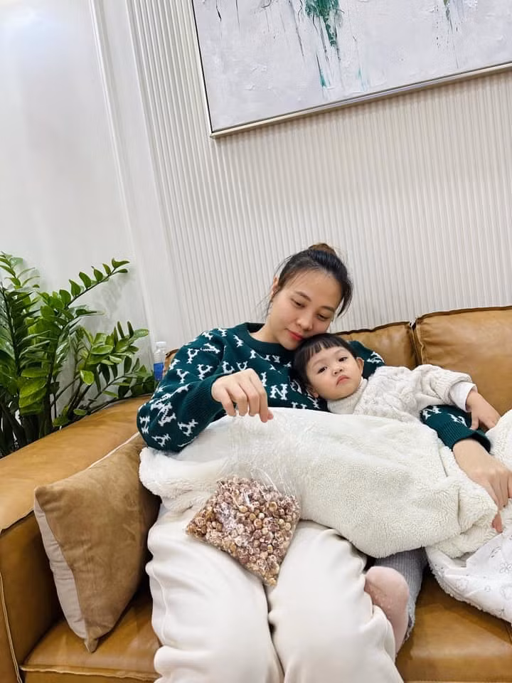 Mới đây, người hâm mộ có dịp chiêm ngưỡng cơ ngơi hoành tráng của gia đình Đàm Thu Trang tại quê nhà Lạng Sơn nhân dịp cô về thăm nhà.