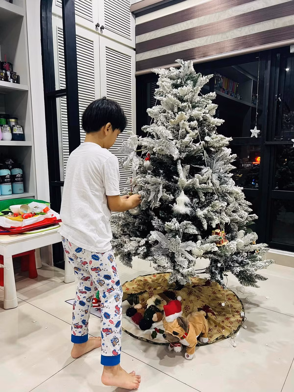 Chuẩn bị đón Giáng sinh, nữ diễn viên trang trí cây thông đẹp mắt.