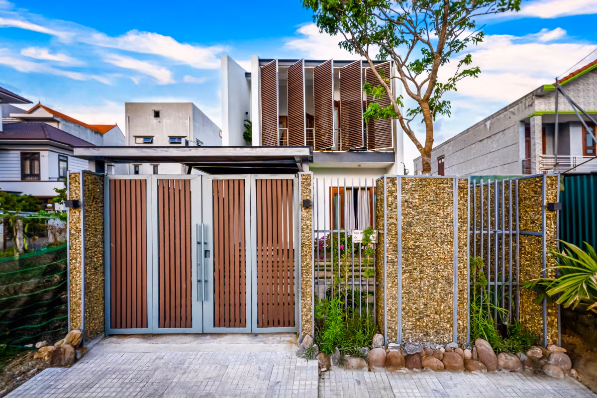 Tọa lạc tại thị trấn Hoàn Lão, Bố Trạch, Quảng Bình đầy nắng và gió, Nunu House giống như một không gian nghỉ dưỡng trong lòng nhà phố.