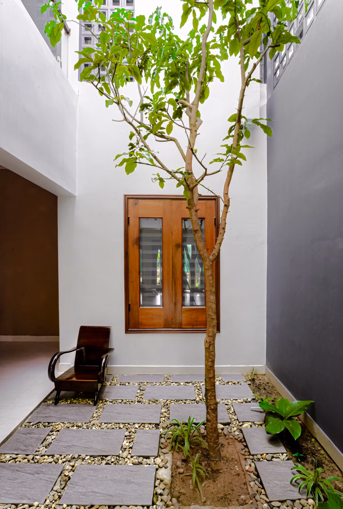 Căn nhà được thiết kế cho một gia đình nhỏ với mong muốn tạo không gian sống gần gũi và phù hợp với khí hậu khắc nghiệt của địa phương.
