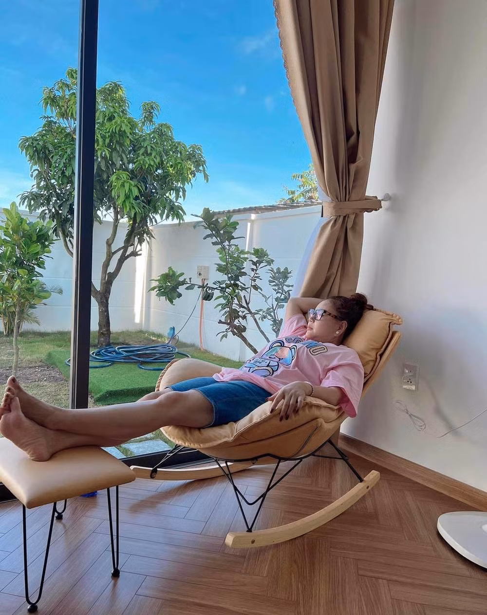 Nữ nghệ sĩ thư thái trong biệt thự tận hưởng niềm vui cuộc sống. Ảnh: FB Nguyễn Lê Giang