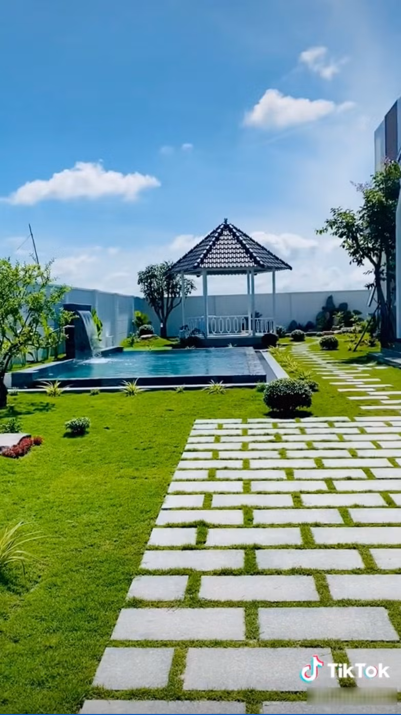Trong biệt thự có cả hồ bơi thoáng đãng nghỉ ngơi và sống ảo. Ảnh: TikTok tuanngoc26
