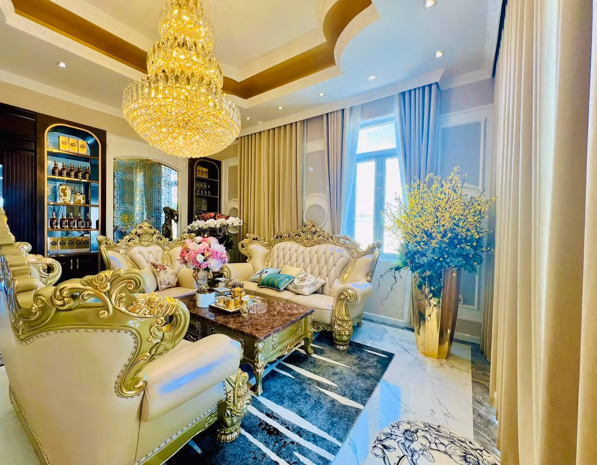 Bên trong ngôi nhà là không gian sang trọng với nội thất đắt đỏ và hiện đại. Ảnh: FB Lily Chen