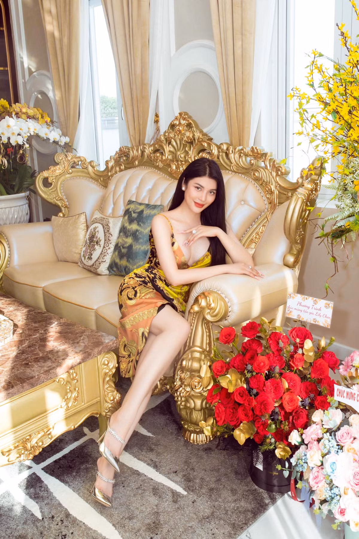 Chất tân cổ điển thể hiện rõ rệt qua giấy dán tường nhũ vàng, hoa văn thép cầu kỳ mạ vàng. Ảnh: FB Lily Chen