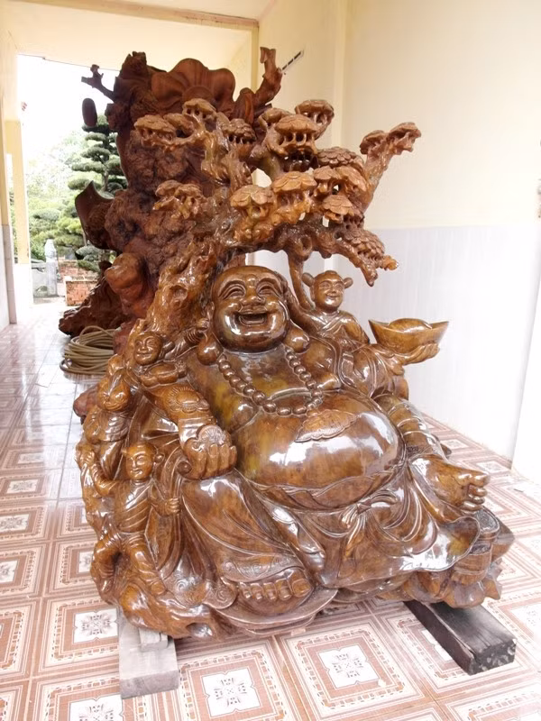 Đặc biệt là bức tượng Di lặc được đục từ gỗ nguyên khối khiến ai cũng phải xuýt xoa về độ chịu chơi. Ảnh: Internet