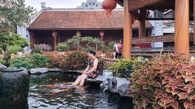 Theo tiết lộ, ngôi nhà 3 tầng được gia đình xây dựng từ những năm 1998, còn căn nhà gỗ theo lối kẻ truyền Bắc Bộ có tuổi đời cả trăm năm. Ảnh: Dân trí