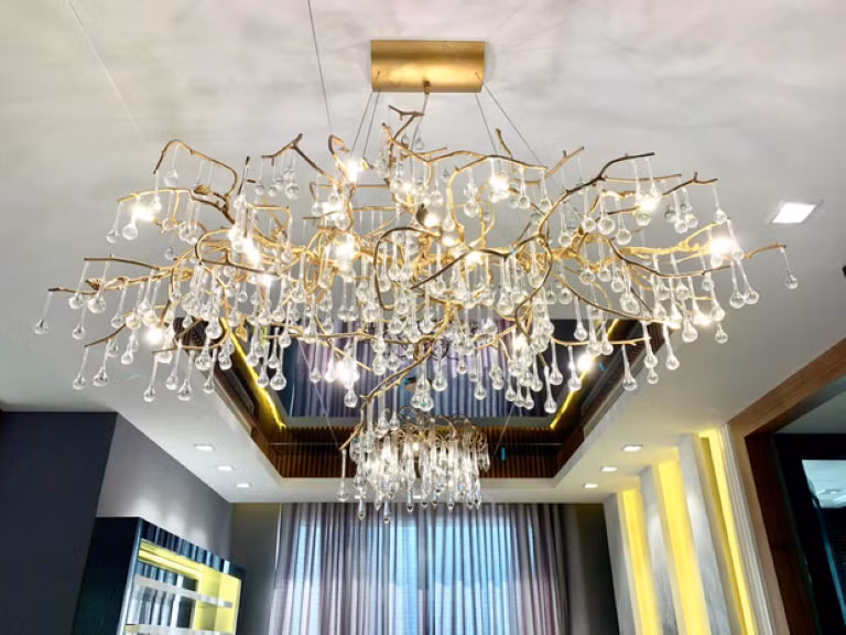 Trong phòng khách, dàn đèn led âm tường sang trọng, có thể điều chỉnh nhiều góc độ ánh sáng khác nhau tùy nhu cầu sử dụng. Ảnh: FBNV
