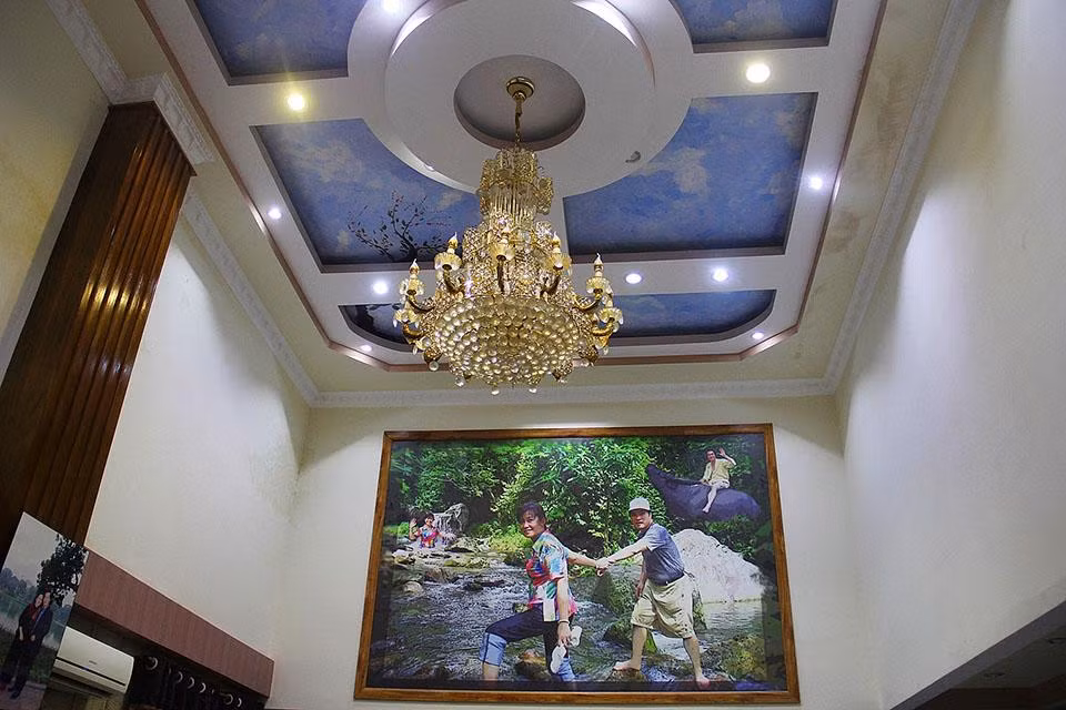 Mỗi tầng trong căn biệt thự được thiết kế cao, tạo cảm giác thoáng đãng. Ảnh: Lao động