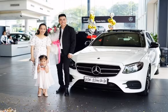 Ngoài bất động sản, Lê Dương Bảo Lâm còn tậu một chiếc Mercedes Benz màu trắng có giá gần 3 tỷ đồng tặng vợ trước ngày đi sinh. Ảnh: FBNV