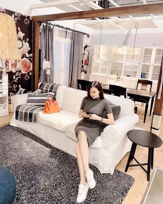 Cả không gian căn nhà được thiết kế chuẩn Âu - Mỹ với tone màu trắng chủ đạo. Ảnh: FBNV