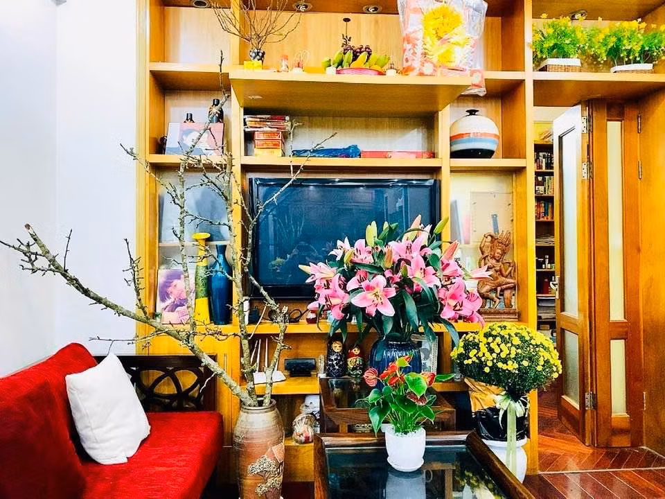  Căn hộ của MC Thảo Vân rộng hơn 90m2. Phòng khách giản dị với rất nhiều hoa tươi.