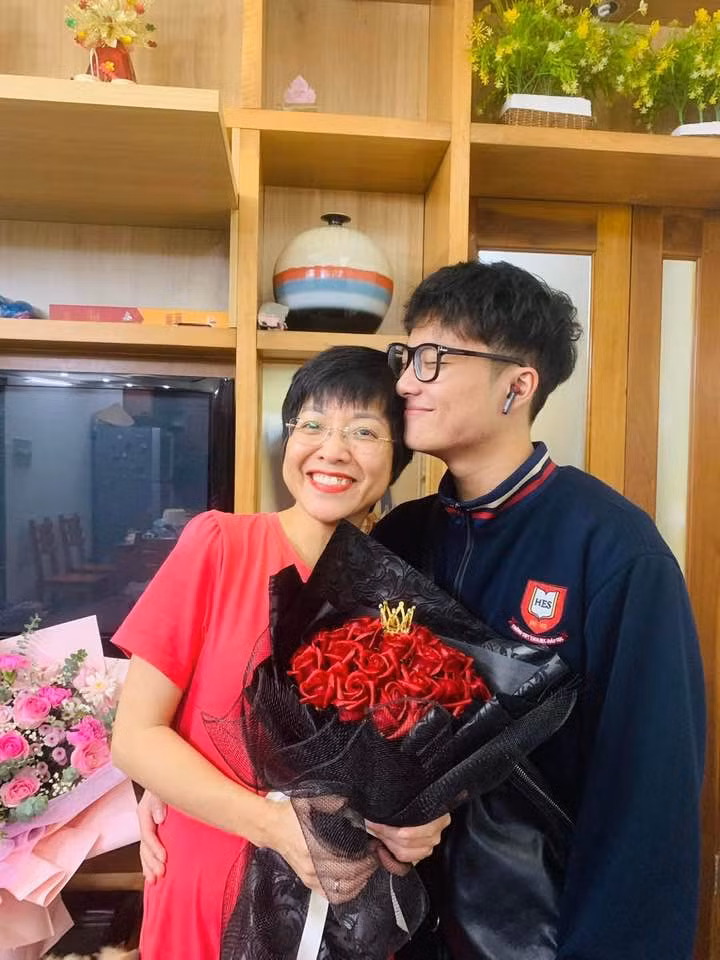 Mới đây, MC Thảo Vân đăng ảnh tình cảm bên quý tử kèm lời chúc mừng sinh nhật: "Chàng trai của mẹ chính thức bước sang tuổi 18, thế là lớn thật rồi! Chúc con luôn khoẻ mạnh, vui vẻ, hạnh phúc! Mẹ không mong gì hơn điều đó".