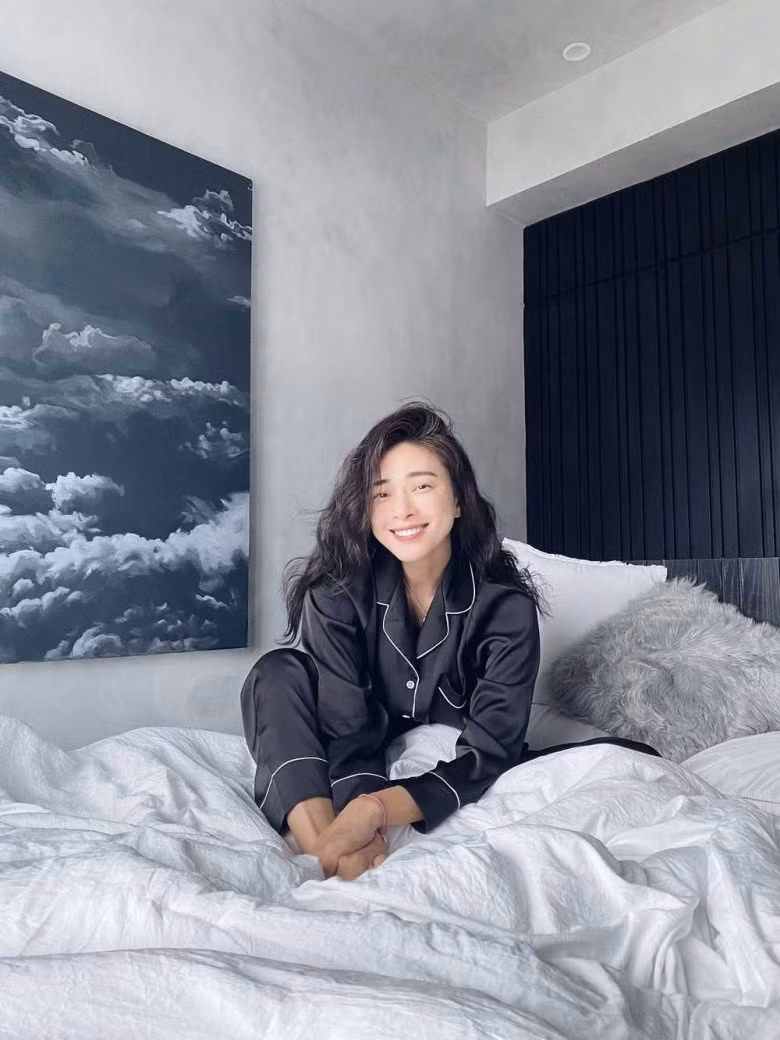 Phòng ngủ của Ngô Thanh Vân mang màu đen - xám cá tính.
