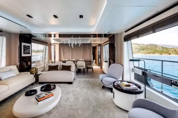 Siêu du thuyền sở hữu 5 cabin, 6 phòng ngủ, 1 phòng khách lớn với khu vực bếp hiện đại.