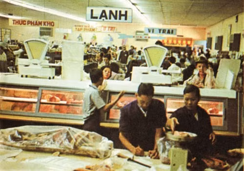 Các mặt hàng đều được ghi rõ giá bán xếp trên kệ. Ảnh: GiadinhVietNam