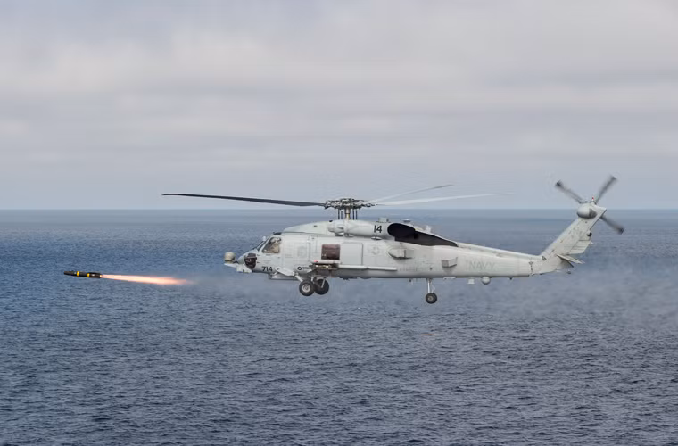 Bức ảnh quân sự Mỹ ấn tượng – trực thăng hải quân MH-60 Seahawk phóng tên lửa chống tăng AGM-114 Hellfire trên biển Thái Bình Dương.