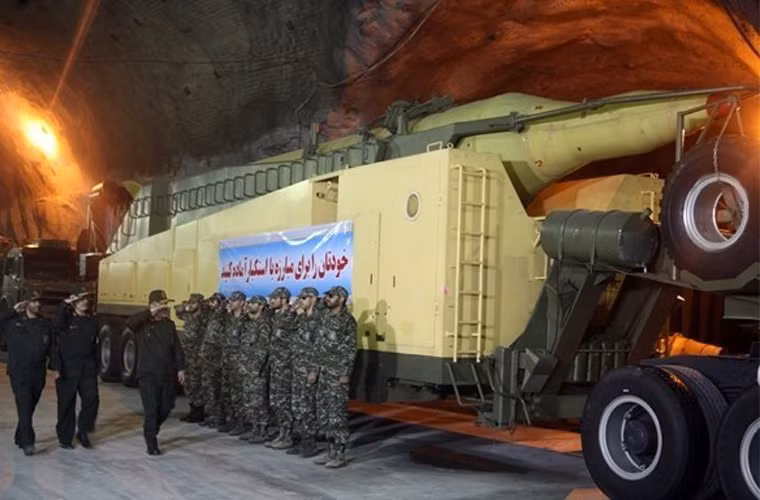 Iran tuần qua lần đầu công bố một số bức ảnh đường hầm dưới lòng đất cất giấu vô số tên lửa đạn đạo tầm ngắn, tầm trung.