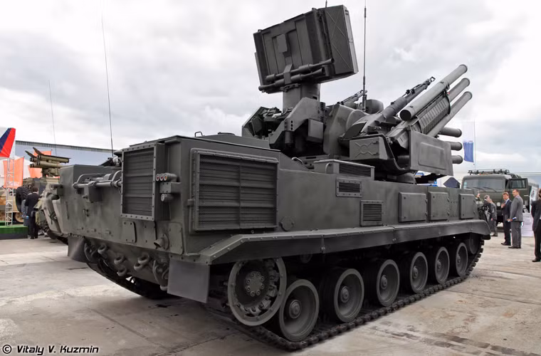 Cơ bản thì ngoài việc thay đổi khung gầm thì Pantsir-S1 không có sự thay đổi nào so với mẫu đặt trên bánh lốp, có chăng là khác biệt cách bố trí hệ thống điều khiển do khác khung gầm.