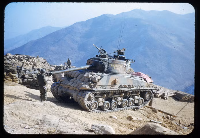 Xe tăng M4A3E8 nằm trên đồi cao ở bán đảo Triều Tiên.
