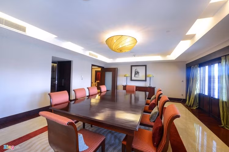 Phòng họp rộng lớn cho 10 người cũng có thể sử dụng làm phòng ăn nằm giữa phòng khách với phòng ngủ thứ 2 và khu bếp.