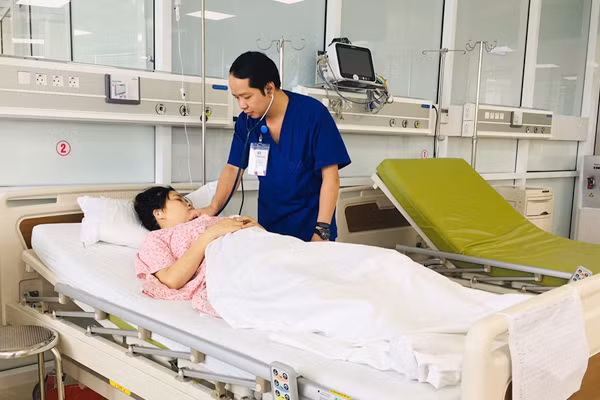 Sản phụ vỡ tử cung, song thai lòi ra ngoài nguy hiểm thế nào? San phu vo tu cung, song thai loi ra ngoai nguy hiem the nao?