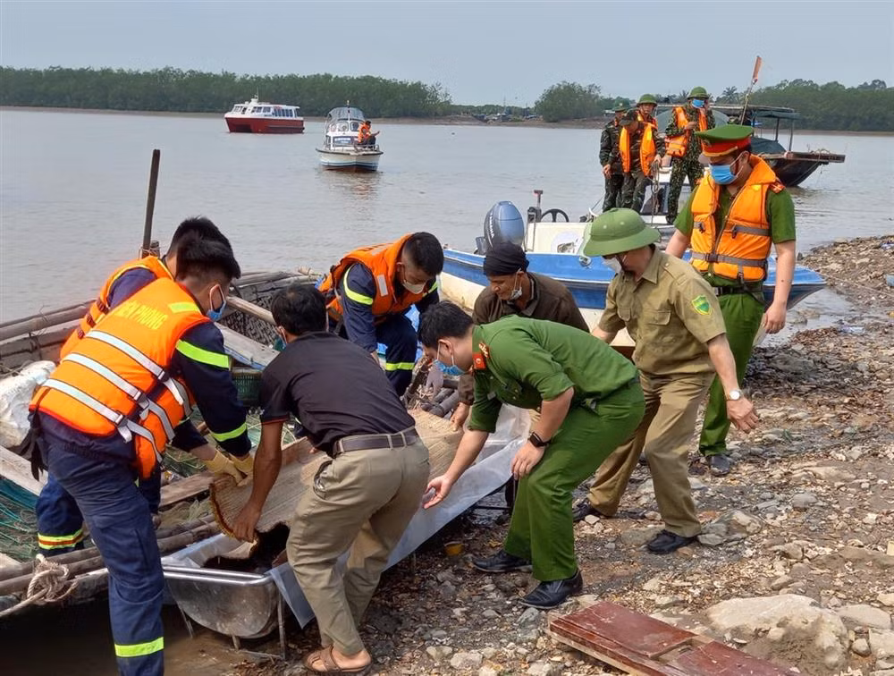 Tìm thấy nạn nhân cuối cùng vụ chìm thuyền 4 phụ nữ mất tích Tim thay nan nhan cuoi cung vu chim thuyen 4 phu nu mat tich