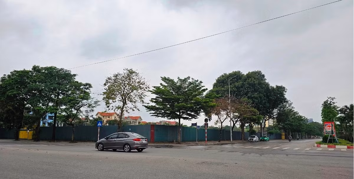 Đất khách sạn là 5.272 m2, mật độ xây dựng tối đa 43%, số tầng cao công trình 26 tầng (không bao gồm tầng hầm), bố trí các chức năng chính là phòng nghỉ khách sạn, dịch vụ thương mại, dịch vụ hỗ trợ, văn phòng cho thuê, công trình công cộng và bãi đỗ xe tại 2 tầng hầm. 