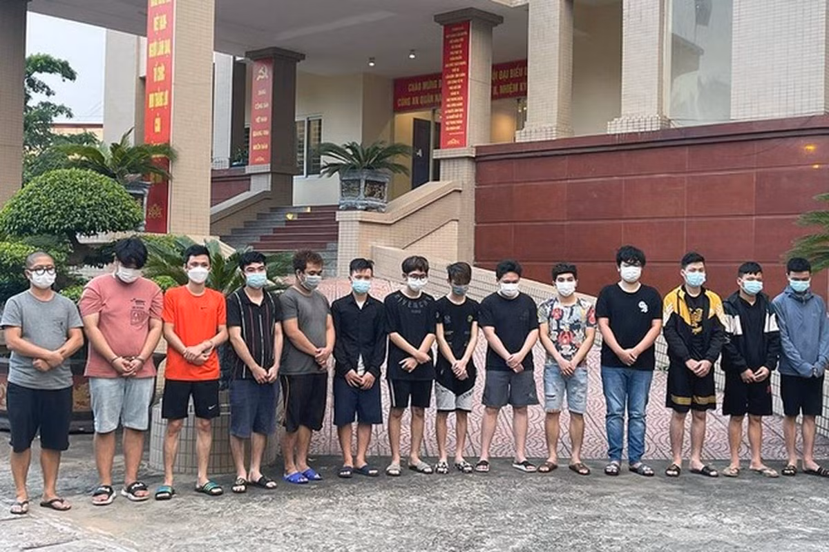 Thành phụ trách chung các mảng, Duy và Nhật Anh lập trình hệ thống, Cường và Trung Thành lập trình giao diện trên web, ứng dụng trên nền tảng di động (iOS và Android). Bên cạnh đó, Thành rủ Nguyễn Tuấn Nghĩa (36 tuổi, Hà Giang) phụ trách quản lý các đại lý thanh toán của game bài.