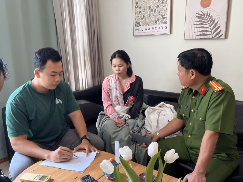 Co gai bat coc 2 be gai de quay video khieu dam: Co dong pham