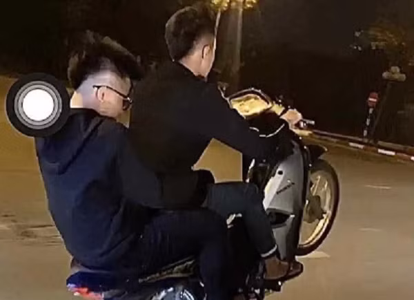 Hải Dương: Điều tra nhóm thanh niên bốc đầu xe, phát trực tiếp MXH Hai Duong: Dieu tra nhom thanh nien boc dau xe, phat truc tiep MXH