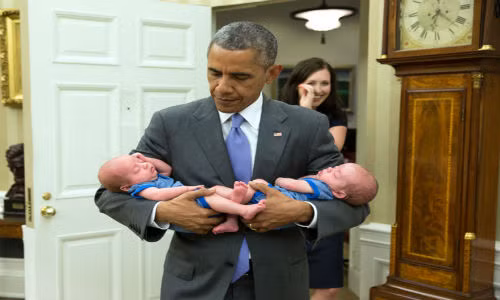 Ngày 17/1/2015: Tổng thống Mỹ Barack Obama bế hai bé trai sinh đôi của Katie Beirne Fallon – Đặc trách viên các vấn đề pháp lý – vào phòng Bầu dục.
