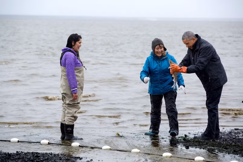 Ngày 2/9/2015: Tổng thống Obama cầm trên tay một con cá hồi tại bãi biển Kanakanak ở Vịnh Bristol, Alaska.