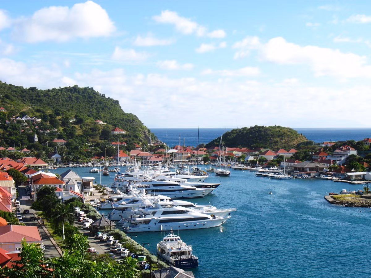 St.Bart là một địa điểm nghỉ ngơi lý tưởng cho mùa đông. Bạn có thể đi dạo ở bãi biển Colombier hay ngắm hoàng hôn ở biển Shell,...