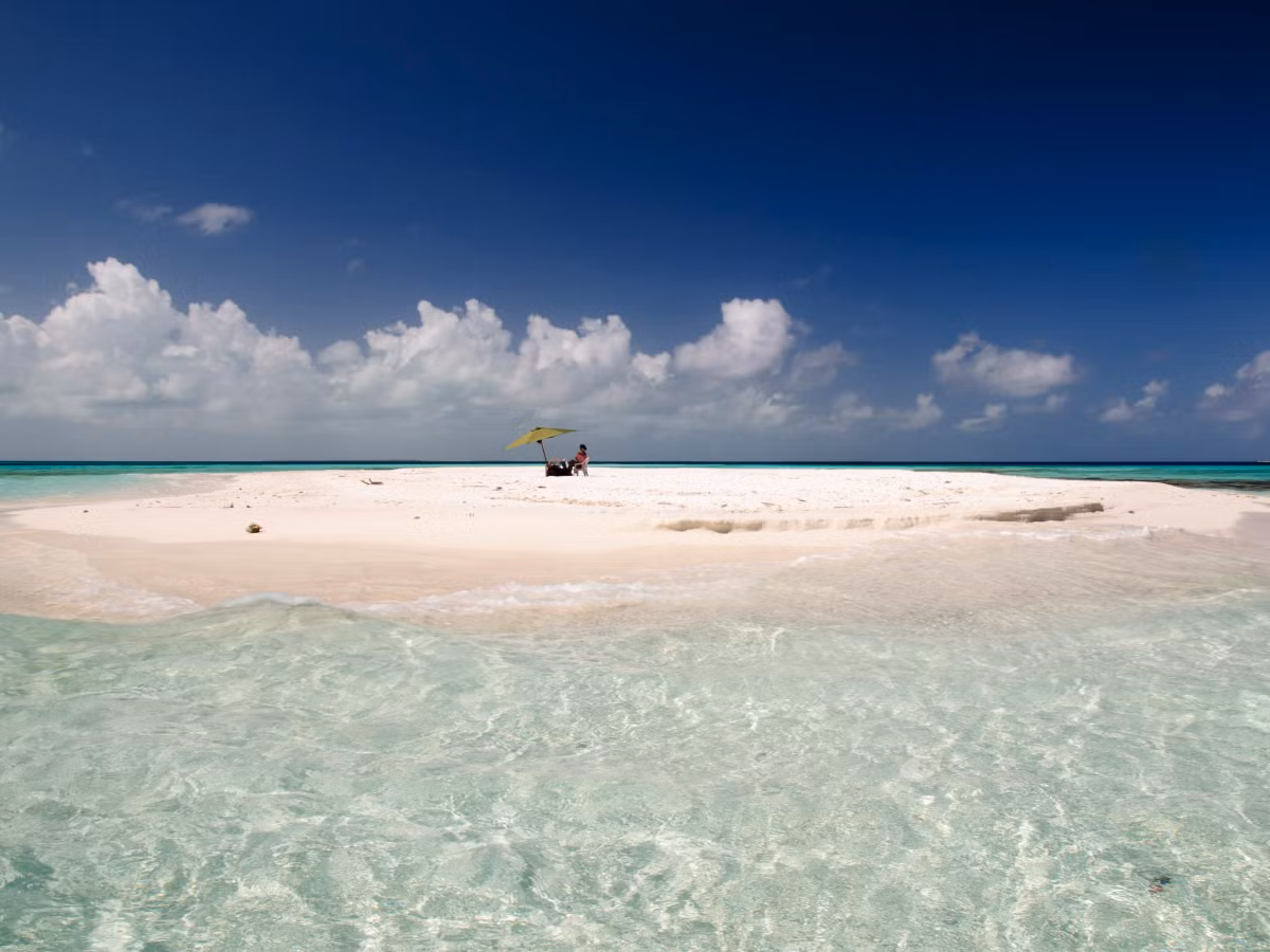 Du khách chắc hẳn sẽ cảm thấy vô cùng thư giãn khi đến thăm bãi biển Los Roques ở Venezuela, với bầu trời xanh, cát trắng.