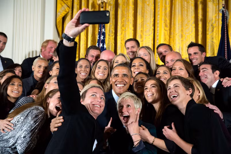 Tổng thống Obama chụp ảnh cùng đội tuyển bóng đá quốc gia nữ của nước này tại Phòng phía Đông của Nhà Trắng ngày 27/10/2015.