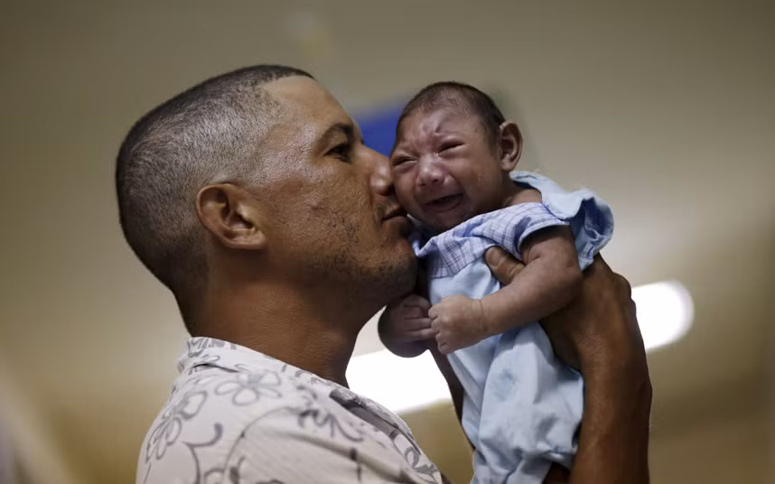 Geovance Silva bế cậu con trai, Gustavo Henrique, tại bệnh viện Oswaildo Cruz, Recife. Bé Henrique đã bị mắc tật đầu nhỏ.