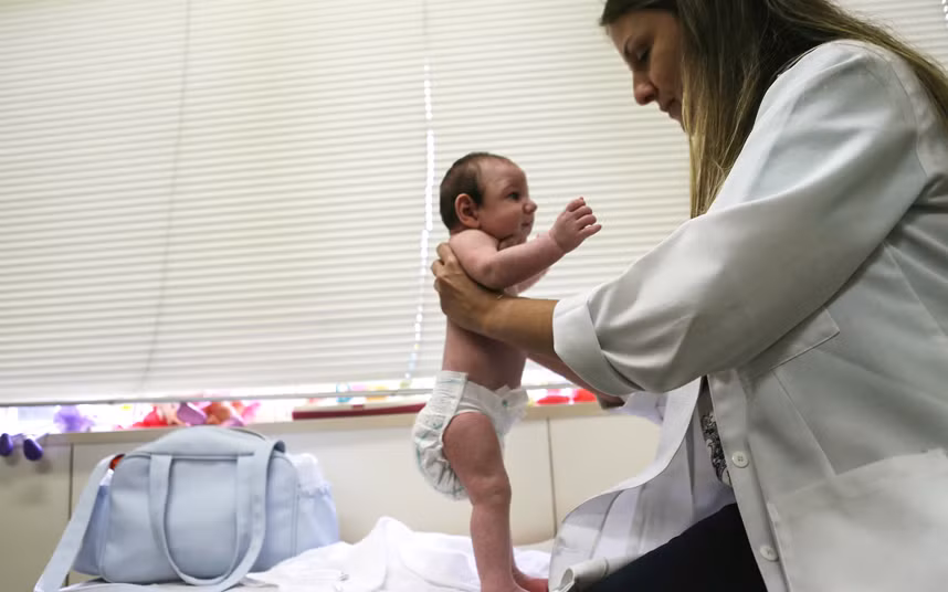Tiến sĩ Vanessa Van Der Linden khám cho một bé sơ sinh 2 tháng tuổi mắc bệnh đầu nhỏ.