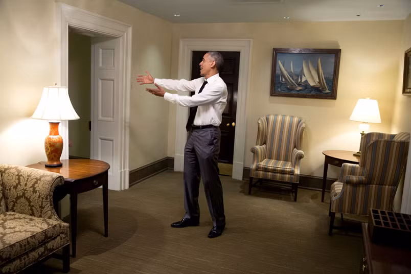 Ngày 29/4/2015: Khoảnh khắc thú vị khi Tổng thống Obama “cầu xin” cựu Chủ tịch Hạ viện Nancy sau khi họ gặp nhau tại Nhà Trắng.