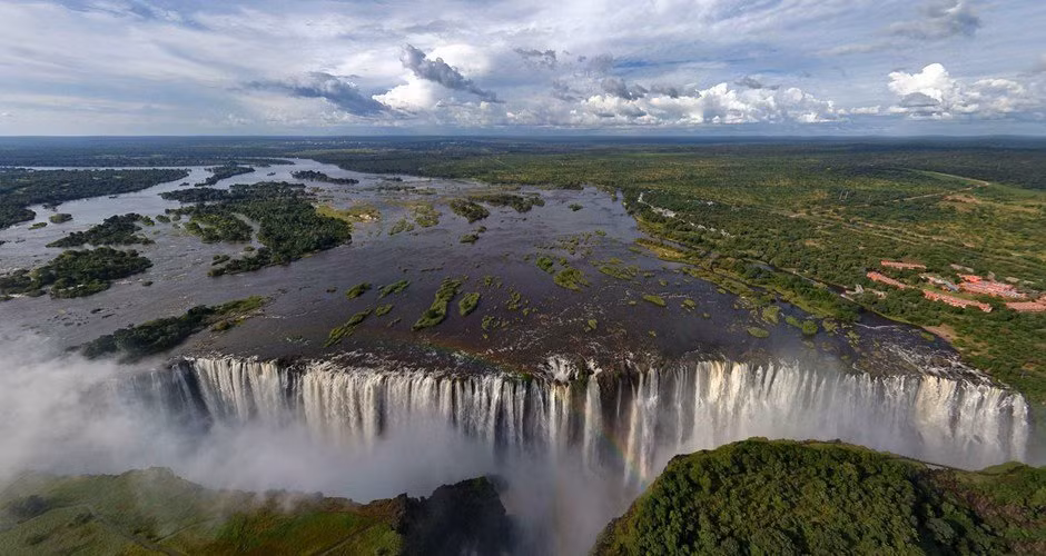 Thác Victoria kỳ vĩ ở Zimbabwe với độ cao 104 mét và rộng tới 1.700 mét.